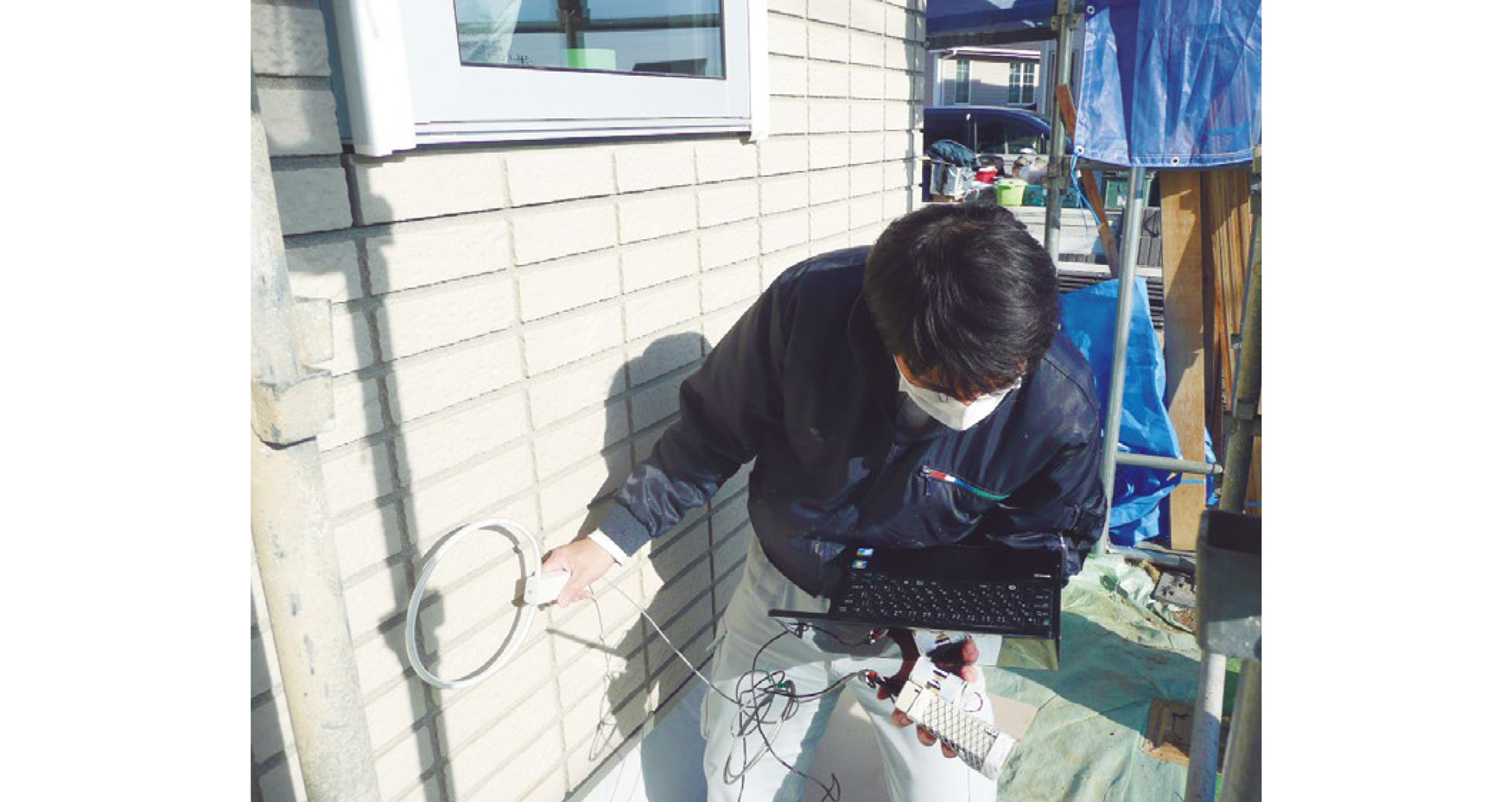 読み取り機により構造体内に設置したICタグ情報を検知している様子